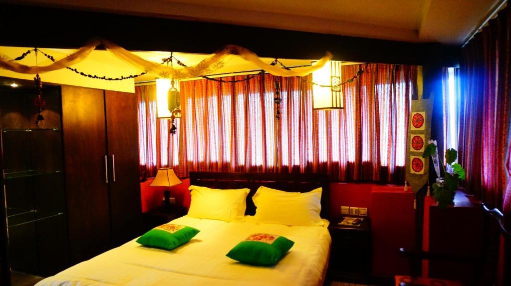 Lijiang Wangjia Courtyard Inn Room photo